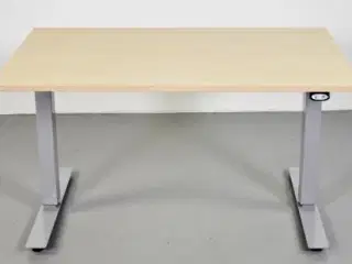 Efg hæve-/sænkebord med plade i birkelaminat, 120 cm.