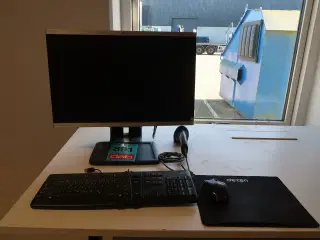HP Compaq LA2205wg 22" skærm + keyboard, mus, scanner m.m.