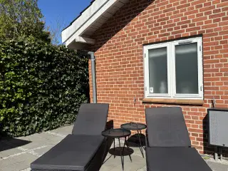 Solseng med madras og sidebord