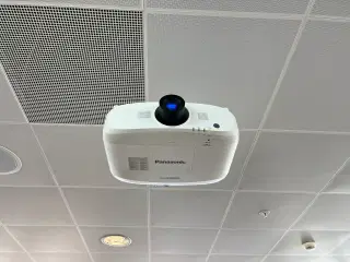 Projektor PANASONIC PT-EZ580 m. GRANDVIEW el. lærred