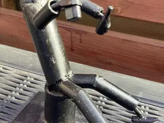 Metal skulptur af drikkende mand/robot