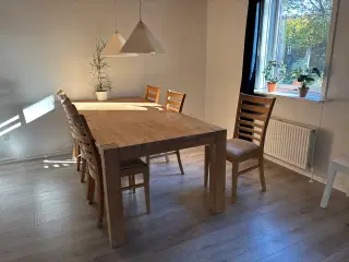 6 personers Spisebord i Egetræ 