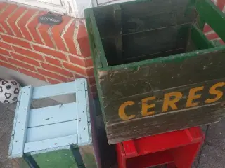 3 malede ølkasser 