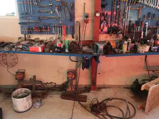 Arbejdsbord med skrue samt div. Værktøj m.m.