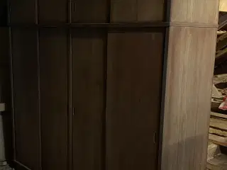 Meget stort og fint skab