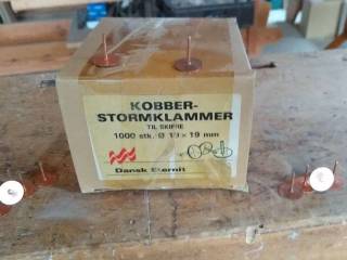 Kobberklammer til skiferplader