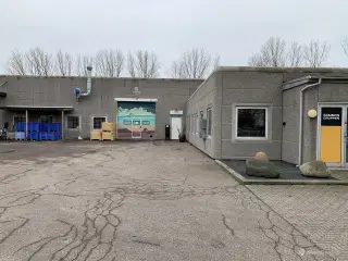 Højloftet lager. showroom med port samt stort kontor