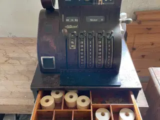 Kasseapperat med indhold