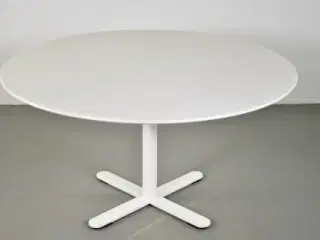 Rundt montana mødebord med hvid plade og hvidt stel
