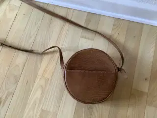 Rund skuldertaske fra Markberg