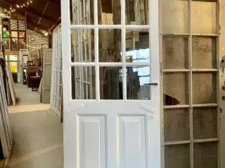 Udvendig enkeltdør m. smukt, gammelt glas