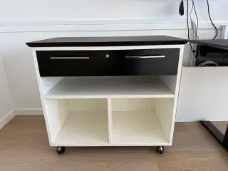 Hvid kontorreol, m/hjul, sort top