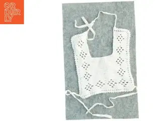 Hæklet børneforklæde (str. 22 x 20 cm)