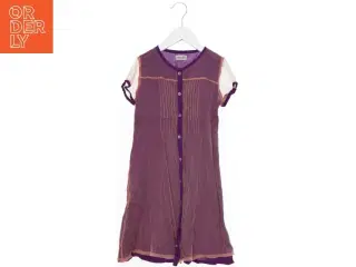 Pigekjole i lilla med knapper fra Noa Noa (str. 128)