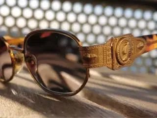 Solbriller - guld gulddetajler 