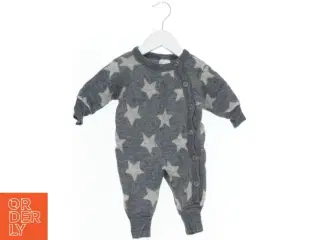 Babysparkedragt med stjernemønster fra Wish Kids (str. 62)