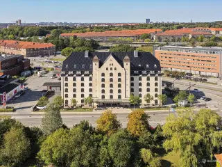1.185 kvm. lyse. stille og super lækre kontorer på 5. sal - nær Metro. S-tog m.m.