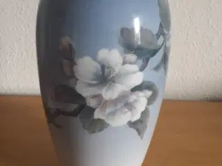 Kgl. vase med æblegren