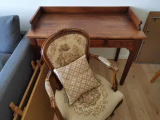 Retro skrivebord med gammel stol