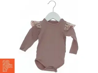 Langærmet rosa body med flæser fra Little Wonders (str. 68)