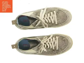 Brugte damesneakers med slangeskindslook
