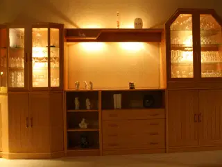 Hammel reol med glasskabe og lyshylde