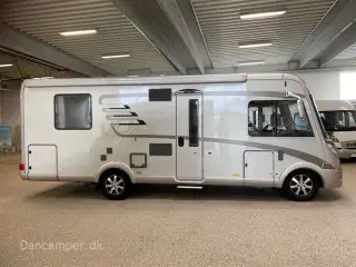 2013 - Hymer B 698   MESSETILBUD!  ANVISNINGSBIL! FLOT helintegreret Hymer med Queensbed - 4500kg - Solceller, Hydrauliske støtteben, Inverter