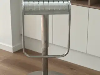 Barstole i børstet stål