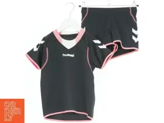 Sportsæt til børn med t-shirt og shorts fra Hummel (str. 110)