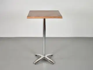 Højt cafébord med egestruktur og stel af poleret aluminium