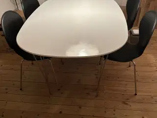 Ovalt spisebord og 4 stole