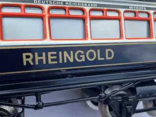 Flot "Rheingold" passagervogn i blik spor 0.