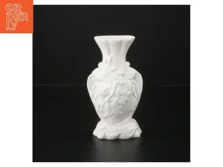 Hvid porcelænsvase til ophæng med blomsterdekor (str. 14 x. 8 cm)