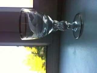 Mågestel. Glas med guldkant.