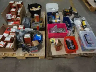 2 paller med hyldevarer fra firmabil