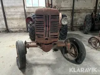 Veterantraktor Farmall FU235