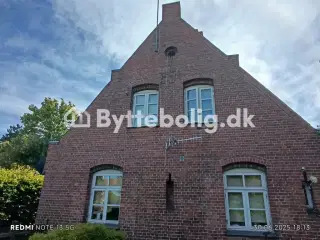 Hus med have i grønne omgivelser