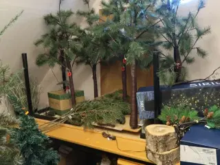 Div. Julepynt, kunstige planter (kasserne er tomme)