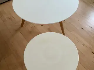 Sofa- og sidebord.
