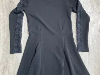 Sort kjole fra D-XEL i str. 14 år