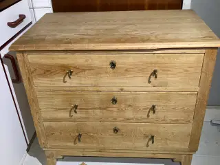 Afsyret flot kommode 