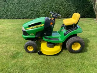 John Deere X110 plænetraktor