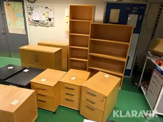 Samlet lot med kontormøbler