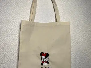 Taske med Minnie Mouse og Chanel broderi ;) 