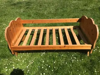 Barneseng i fyrretræ