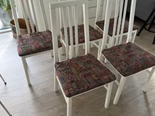 Hvide spisebordsstole i træ