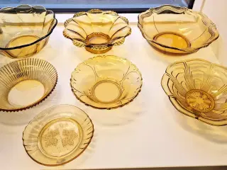 Blandet samling ravfarvet skåle og fade.