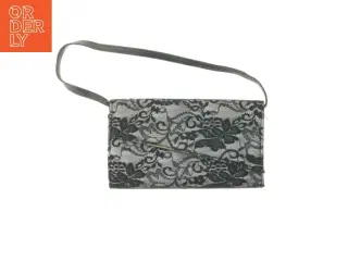 Sort blomstret clutch med håndledsrem (str. 12x21x2 cm)