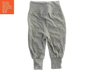 Grå bukser til baby fra Name It (str. 56)