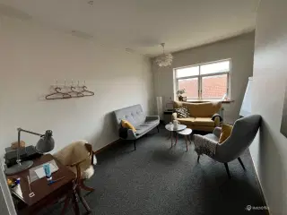 KONTOR/KLINIK MED KØKKEN/BAD/LAGER